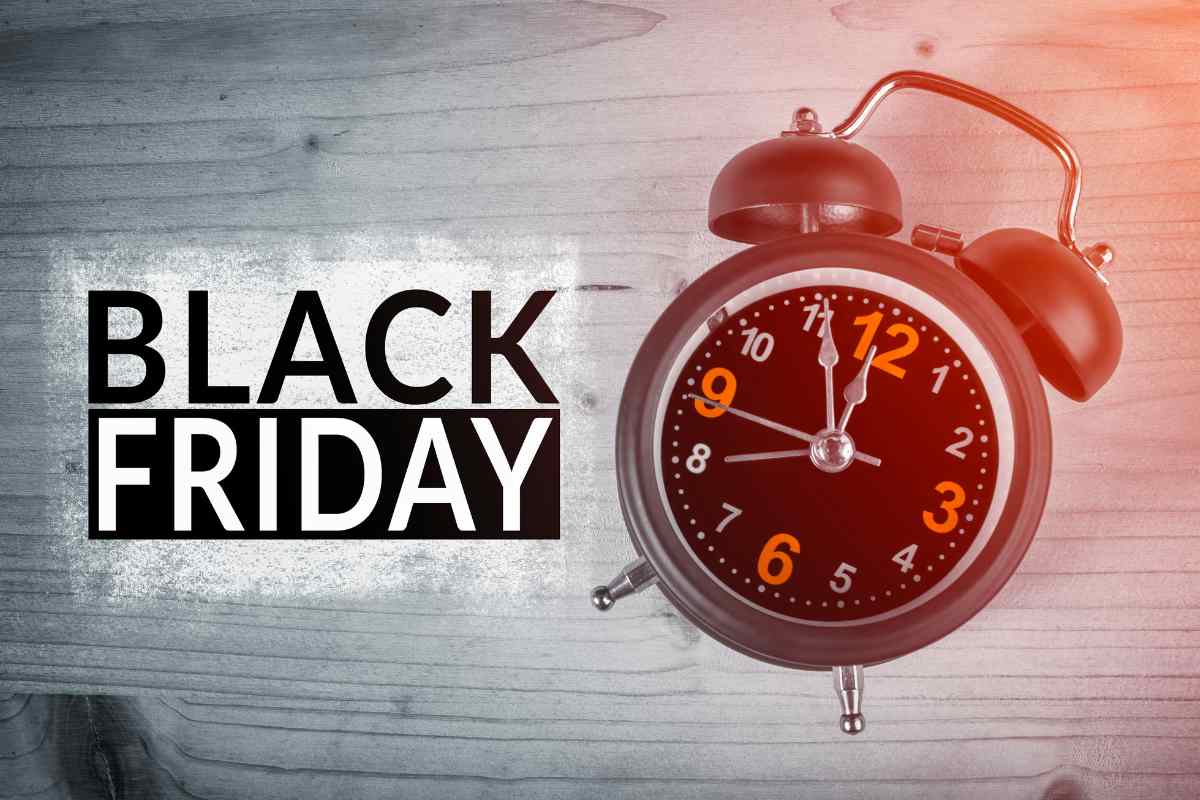 Scritta Black Friday e sveglia