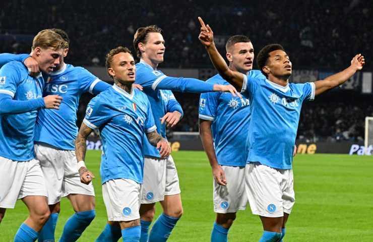 Calciatori del Napoli esultano dopo un gol