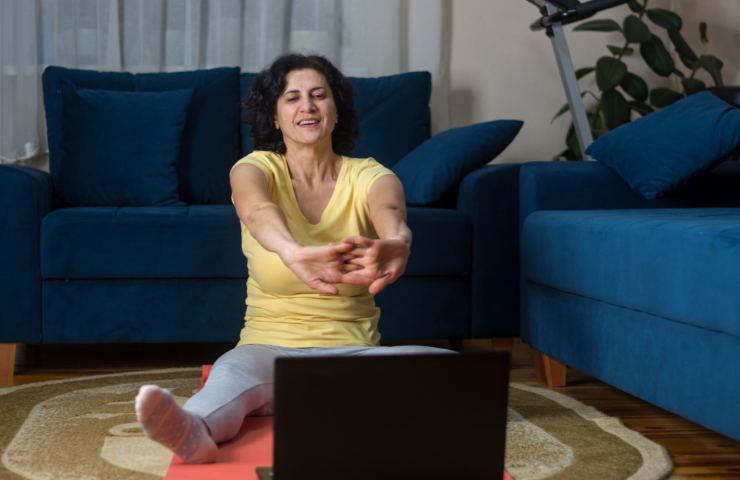 Donna che si allena in salotto