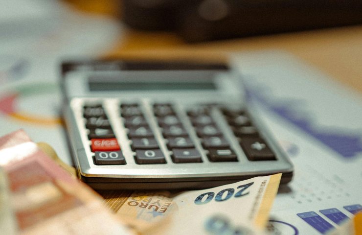 Calcolatrice e banconote in euro