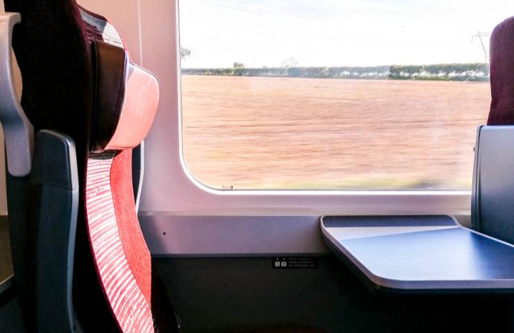 Posti a sedere vuoti in un treno