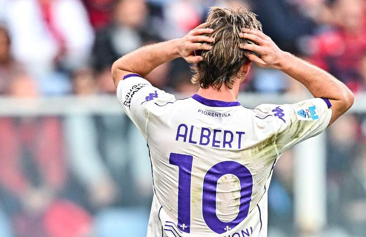 Albert Gudmundsson della Fiorentina visto di spalle