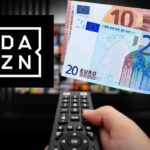 Telecomando in una mano e logo DAZN e soldi in euro