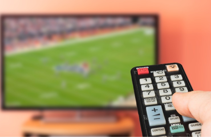 Calcio su televisore e telecomando in primo piano