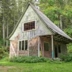 Una casa abbandonata in un bosco