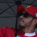 Lewis Hamilton con un ombrello
