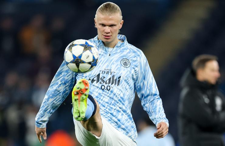 Haaland con la tuta del Manchester City