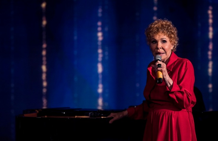 Ornella Vanoni con un abito rosso