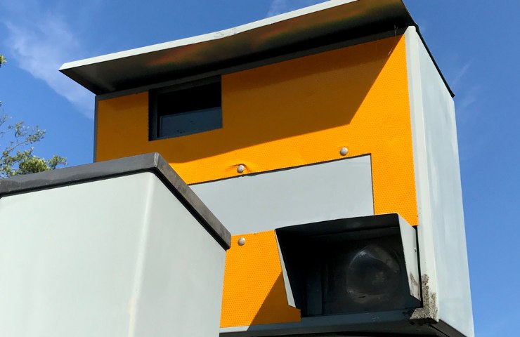 Un dispositivo di rilevazione automatica della velocità giallo