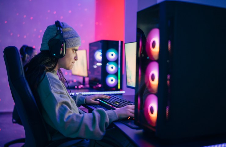 Ragazzo gioca con una postazione gaming