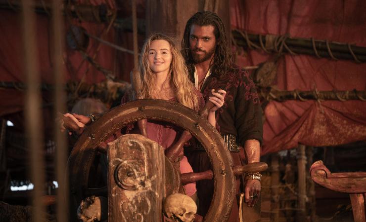 Can Yaman e Alanah Bloor in Sandokan