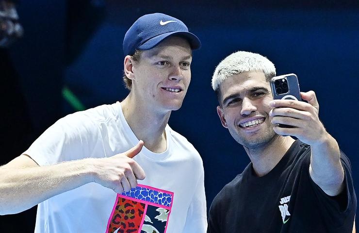 Jannis Sinner e Carlos Alcaraz fanno un selfie insieme
