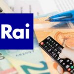 Logo Rai con un telecomando e banconote in euro sullo sfondo
