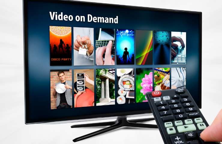 Schermo tv con telecomando su sfondo bianco