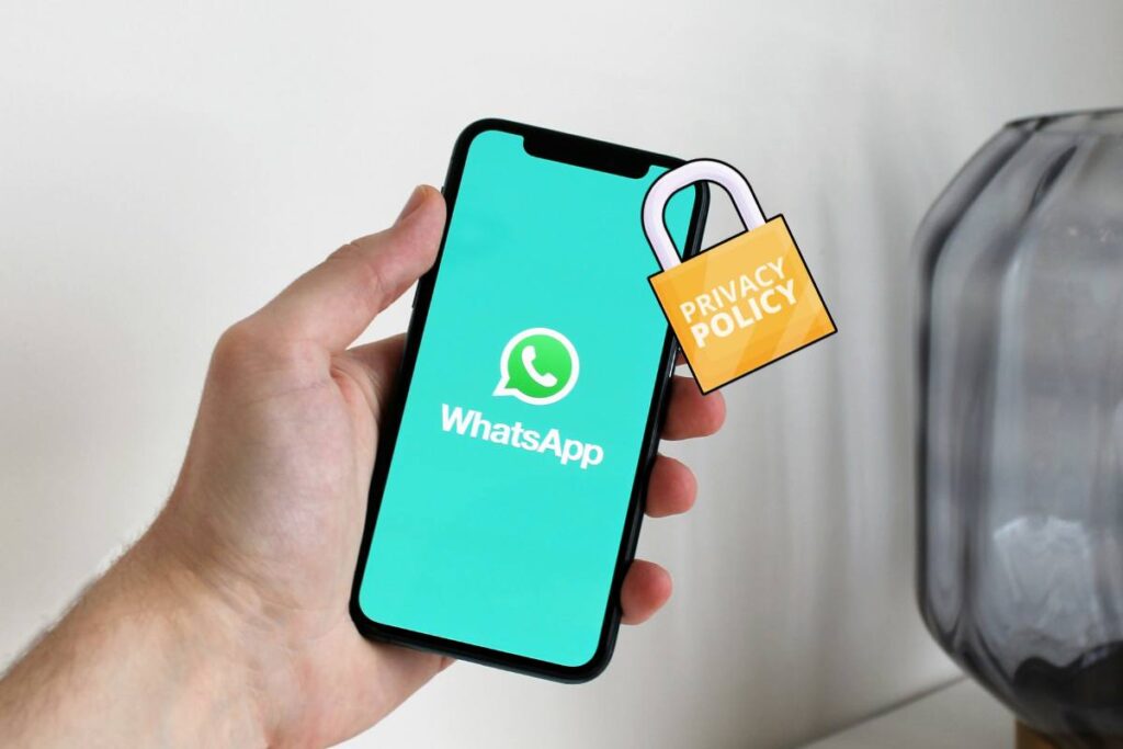 smartphone WhastApp e lucchetto