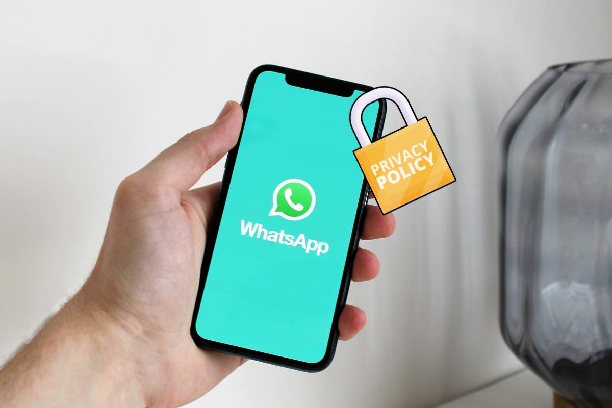 smartphone WhastApp e lucchetto