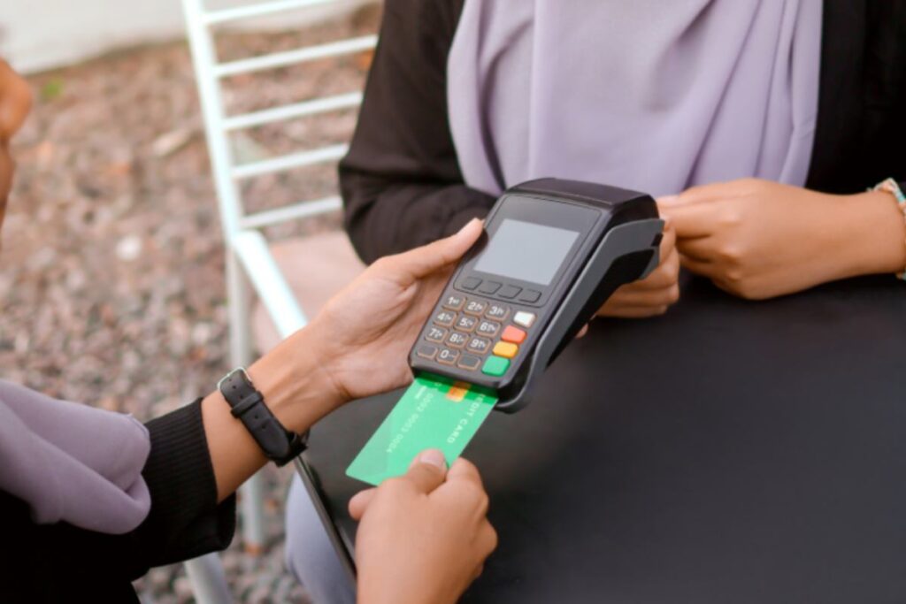 donna che inserisce il bancomat dentro al pos