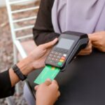 donna che inserisce il bancomat dentro al pos