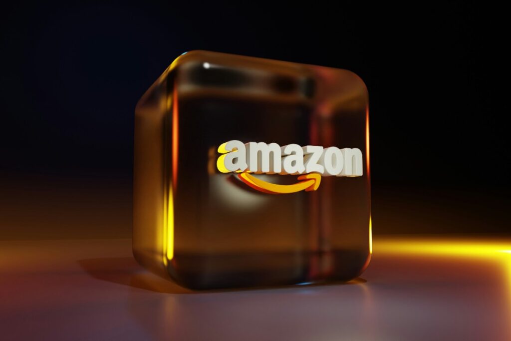 scritta Amazon su cubo trasparente