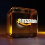 scritta Amazon su cubo trasparente