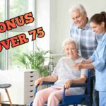 Donna anziana su sedia a rotelle ed altre due persone