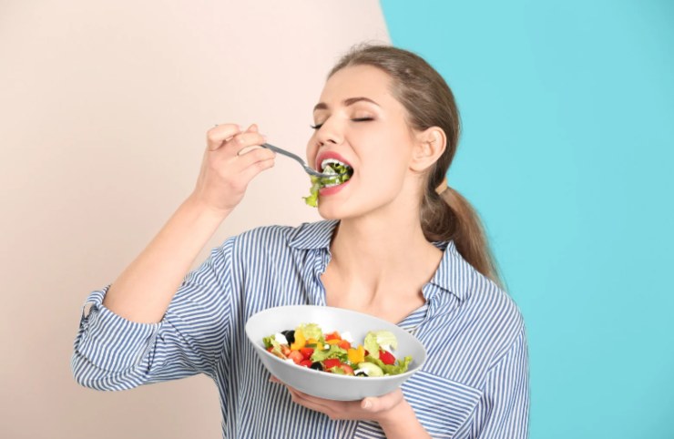 donna che mangia un'insalata
