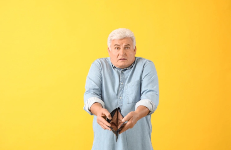 anziano con un portafoglio vuoto in mano