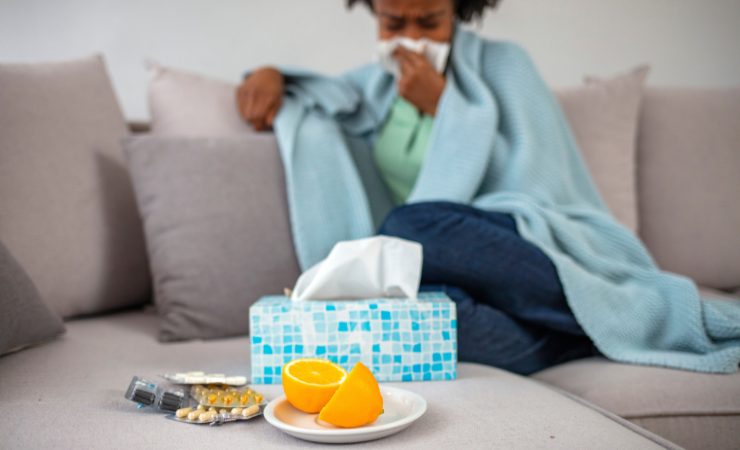 donna con influenza fazzoletti e medicinali 