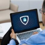 uomo che lavora al pc