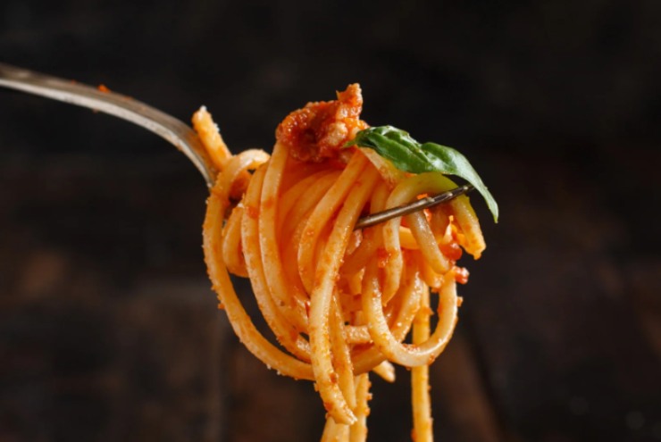 forchettata di spaghetti al sugo di pomodoro