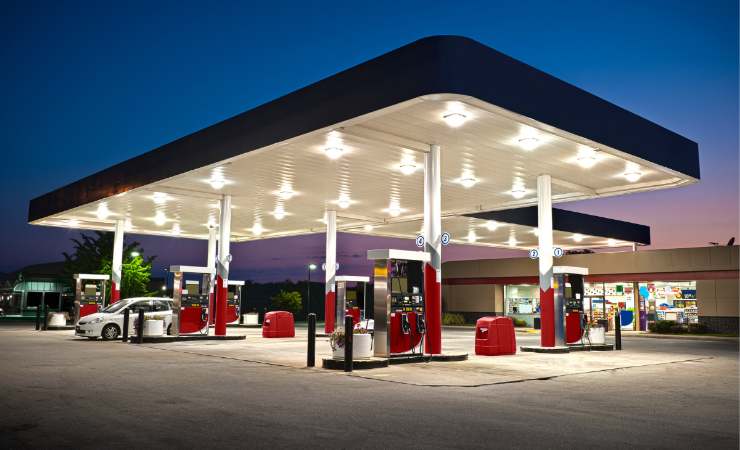 stazione di benzina di notte