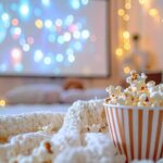 luci di Natale, schermo e pop corn