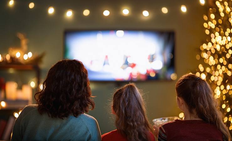 famiglia che guarda film di Natale