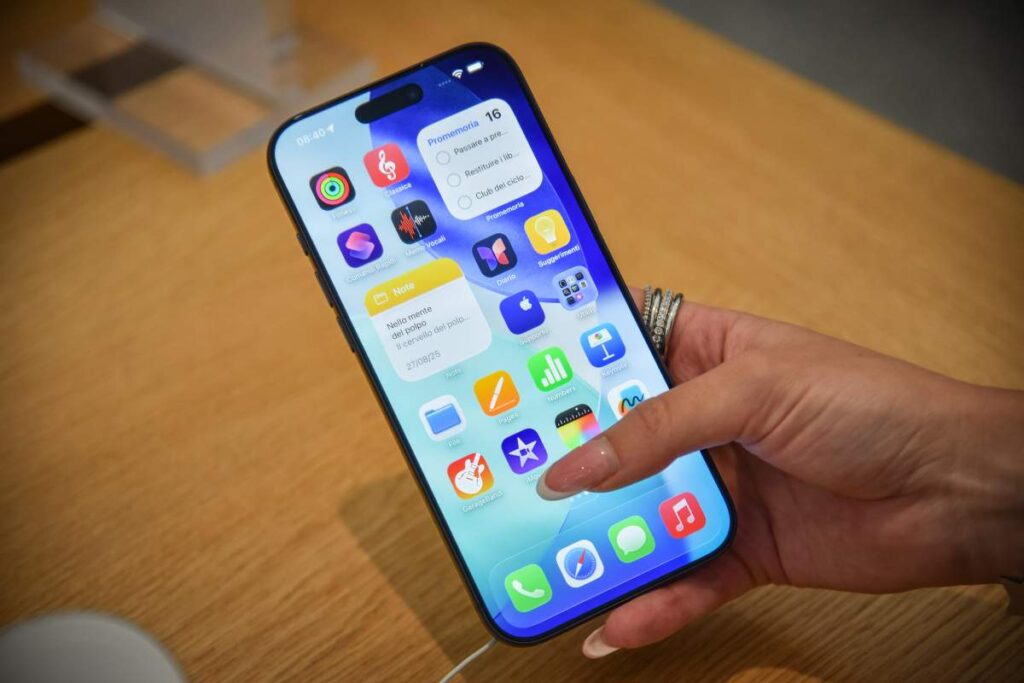 iPhone 17 nella mano di una donna