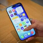 iPhone 17 nella mano di una donna