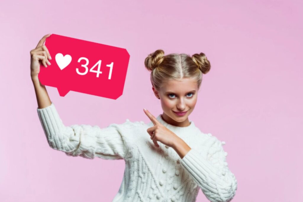 donna che indica un cartellone su cui è scritto un numero e disegnato un cuore