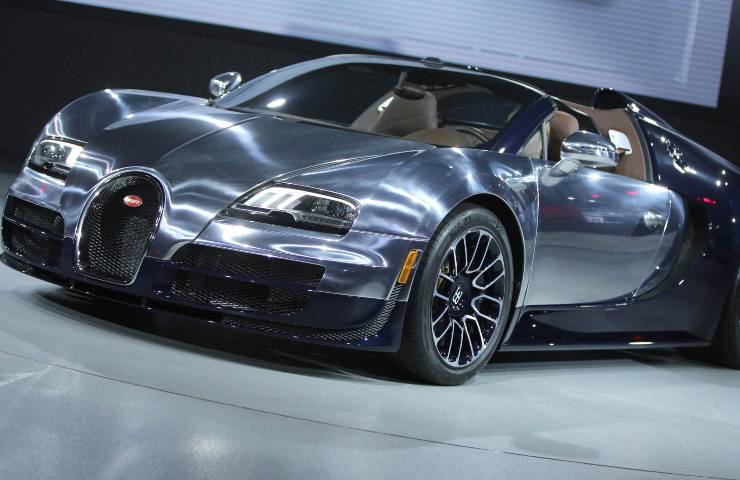 Una Bugatty Veyron scura