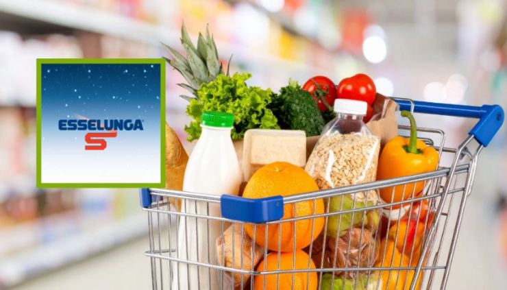 carrello della spesa pieno di cibo e logo di esselunga