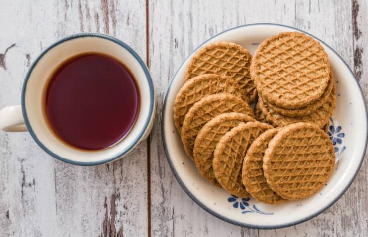 biscotti accanto ad una tazza di tè
