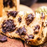 fetta di panettone con gocce di cioccolato