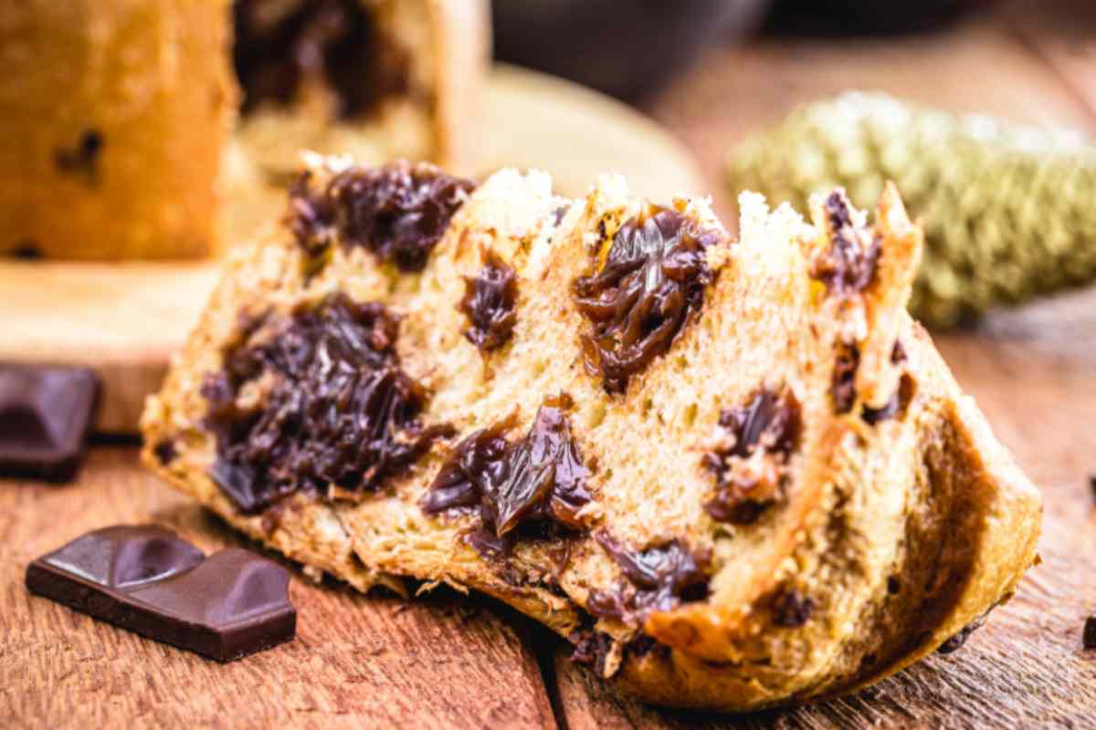 fetta di panettone con gocce di cioccolato
