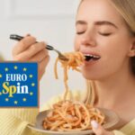donna che mangia della pasta al sugo e logo eurospin