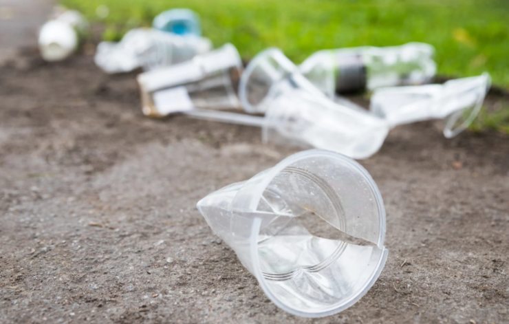 bicchieri di plastica buttati per la strada
