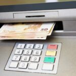 banconote che escono da uno sportello ATM