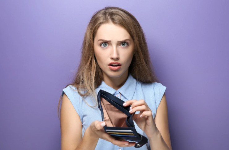 donna con in mano un portafoglio vuoto