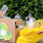 persone che raccolgono delle bottiglie di plastica