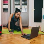 Ragazza che si allena sul pavimento di casa