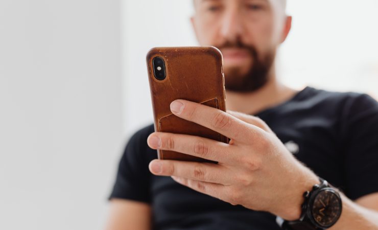 uomo con smartphone in mano