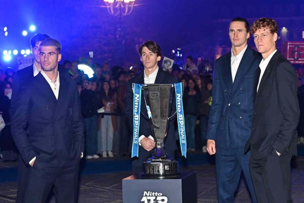 Sinner ed Alcaraz con la coppa delle ATP Finals 2025 di Torino