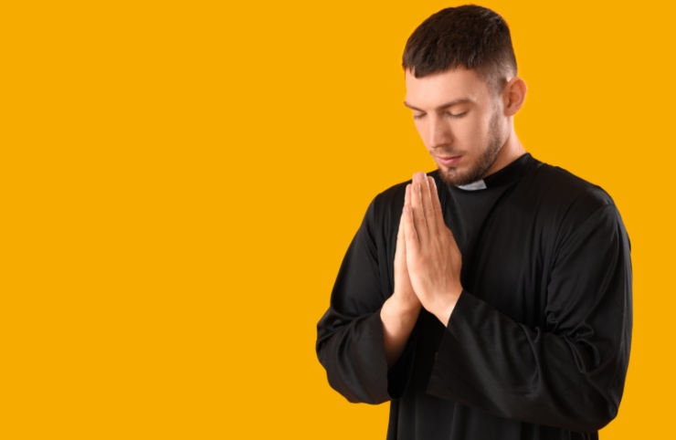 giovane prete che prega con la mani congiunte